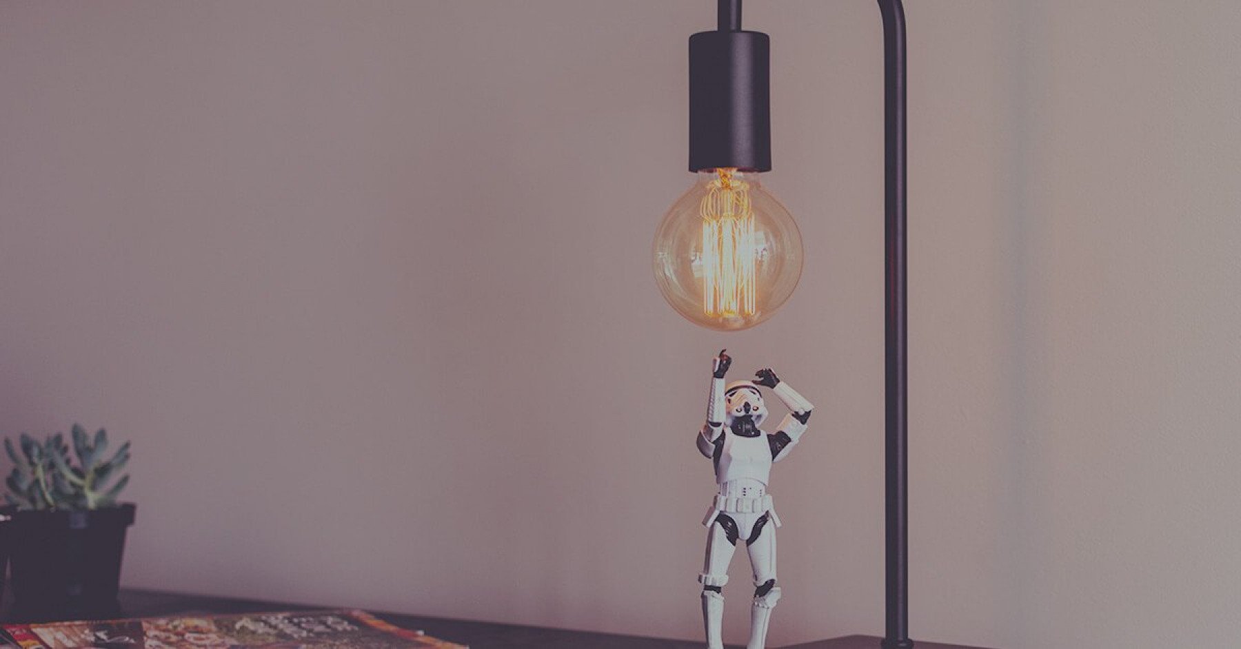 Bord med en bordslampa och en miniatyr av en storm trooper från Star Wars