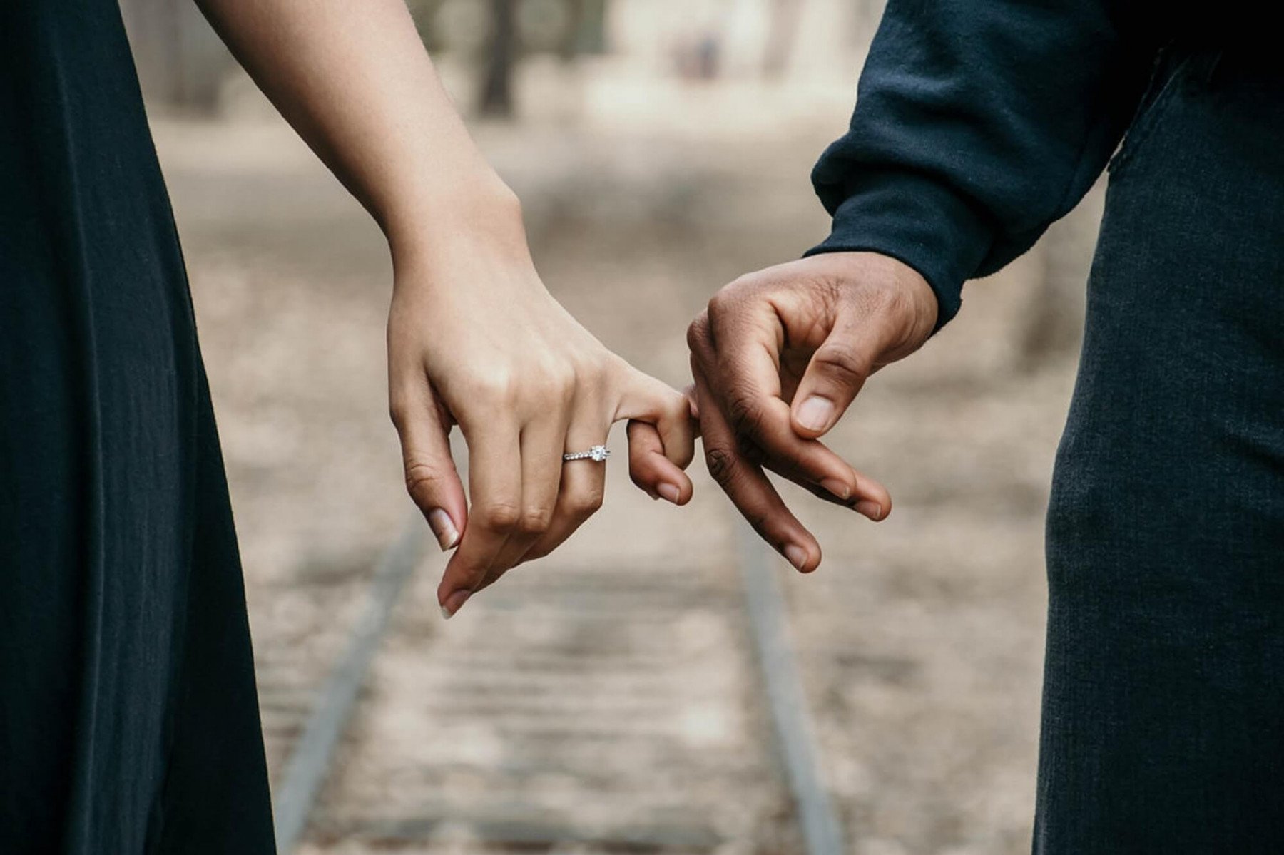 Ett förlovat par håller varandra i handen