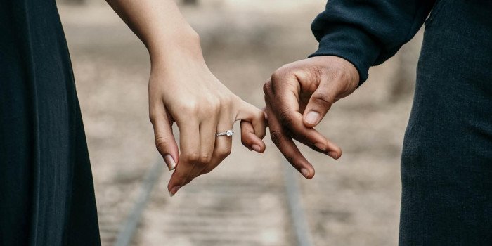 Ett förlovat par håller varandra i handen