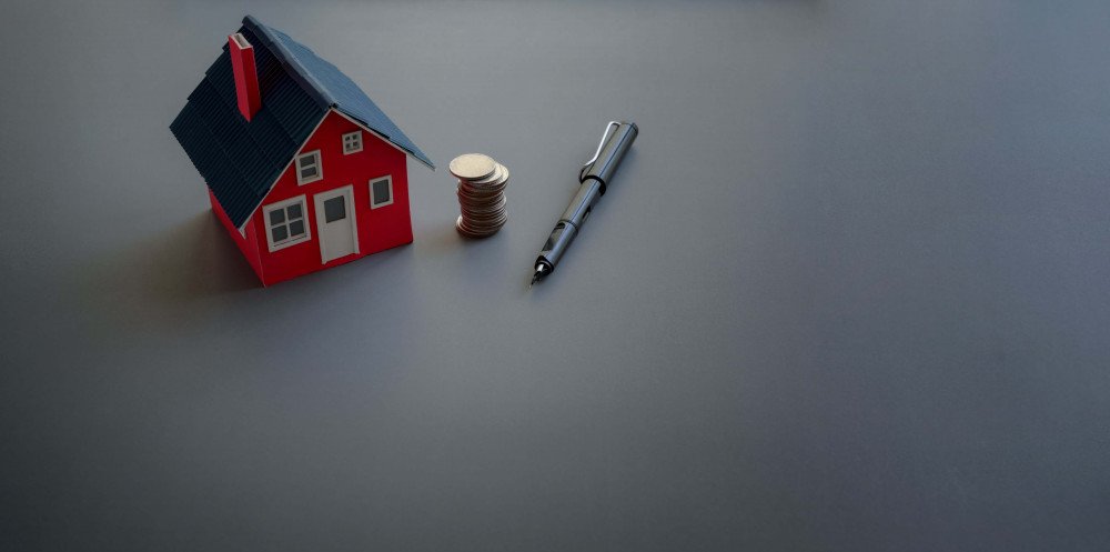 Hus, pengar och penna – symboliserar att belåna huset